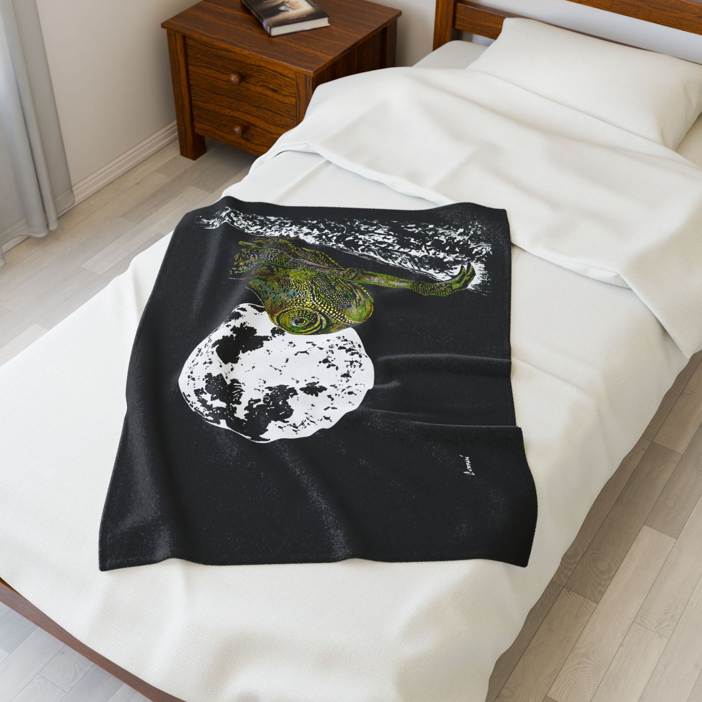 Chameleon Velvet Plush Blanket Cozy Artistic Design