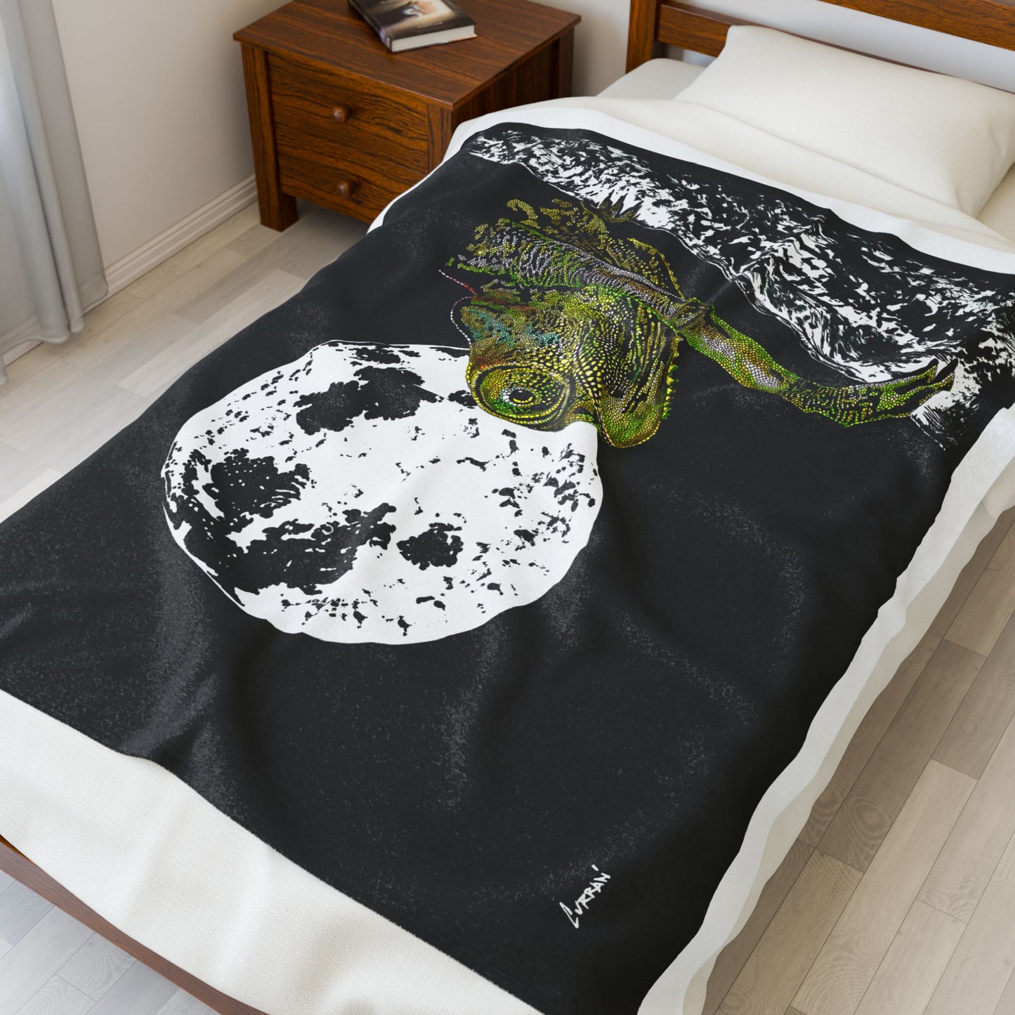 Chameleon Velvet Plush Blanket Cozy Artistic Design