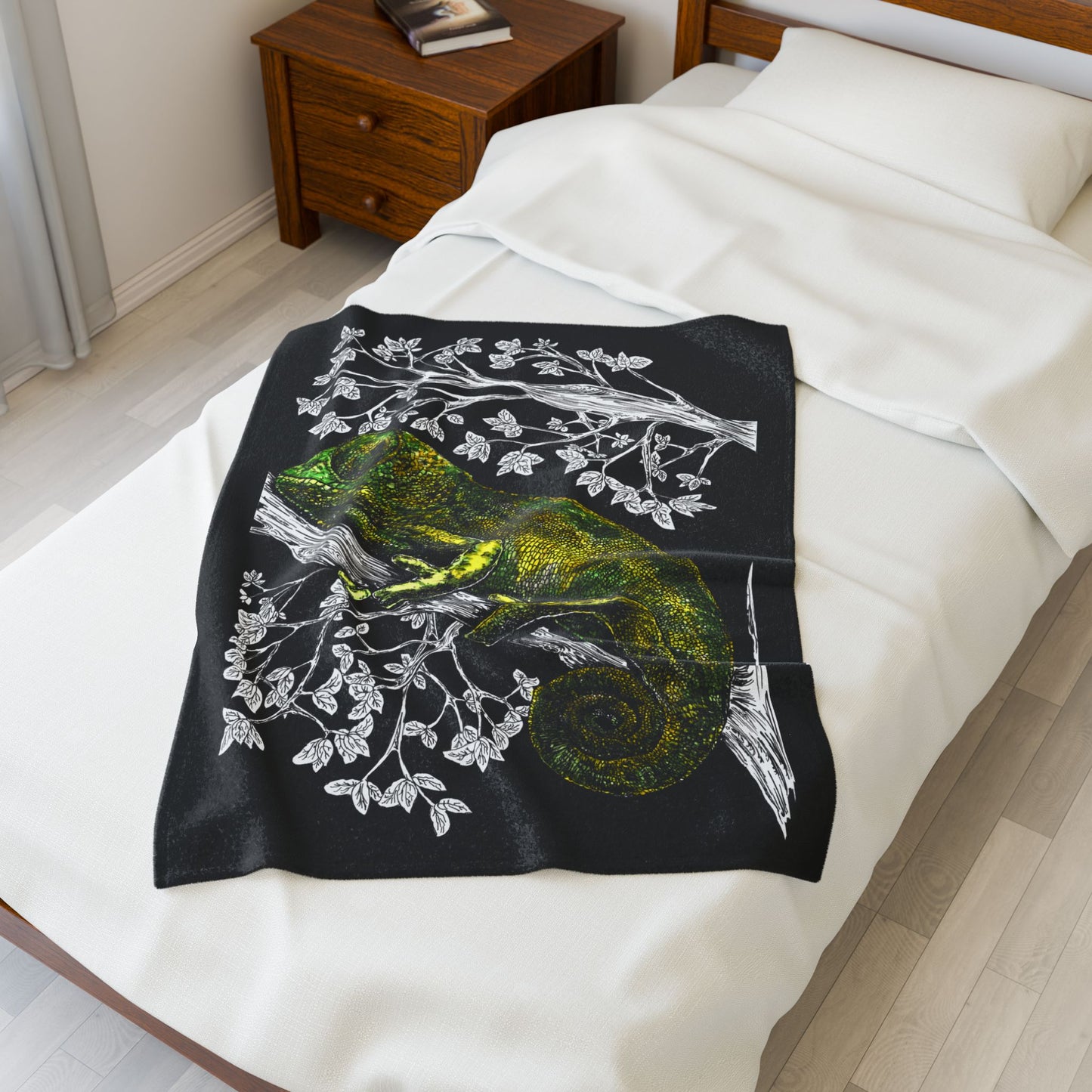 Chameleon Inspired Velveteen Plush Blanket Cozy Pet Decor