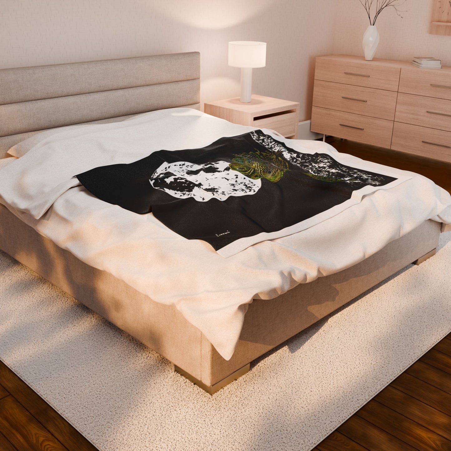 Chameleon Velvet Plush Blanket Cozy Artistic Design