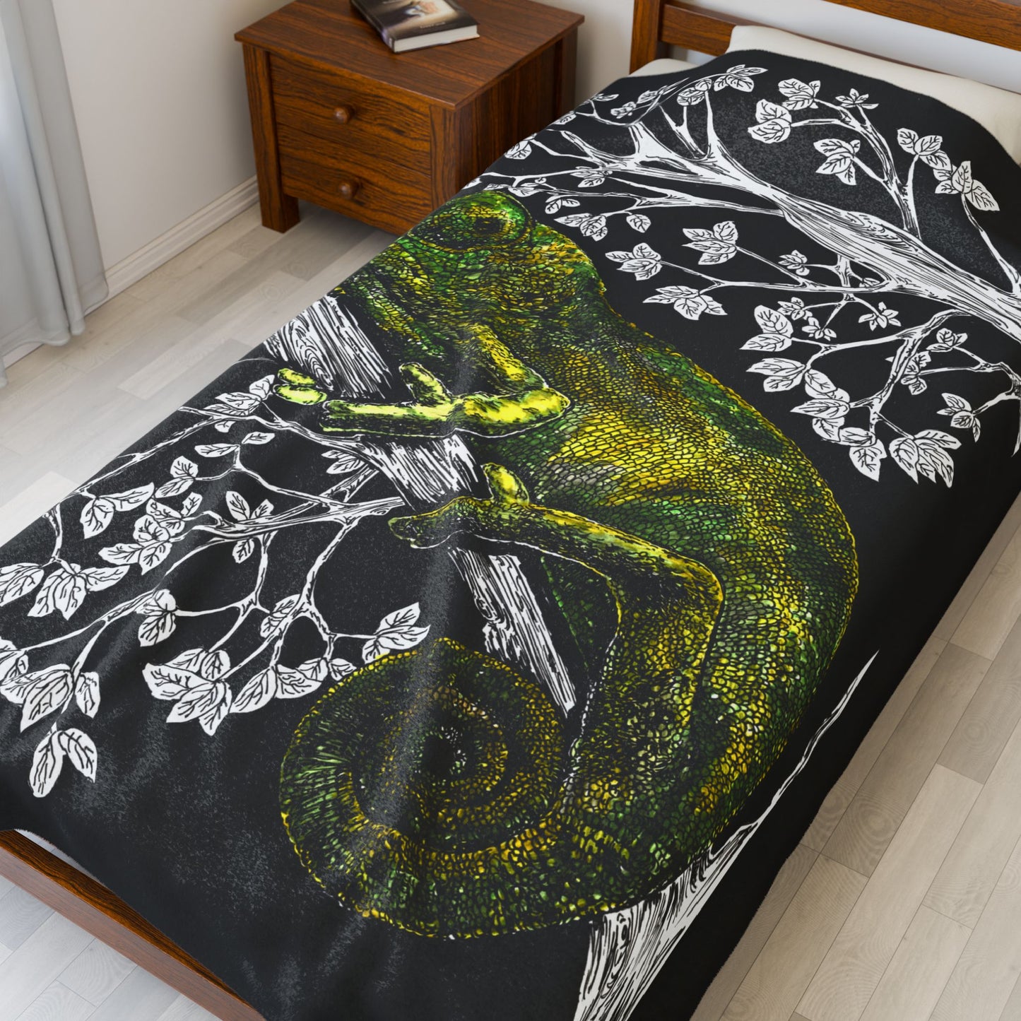 Chameleon Inspired Velveteen Plush Blanket Cozy Pet Decor