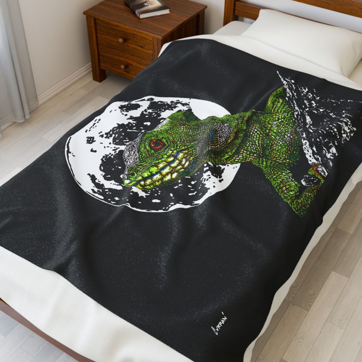Chic Velveteen Plush Blanket with Moonlit Lizard Design - Curran Artworks