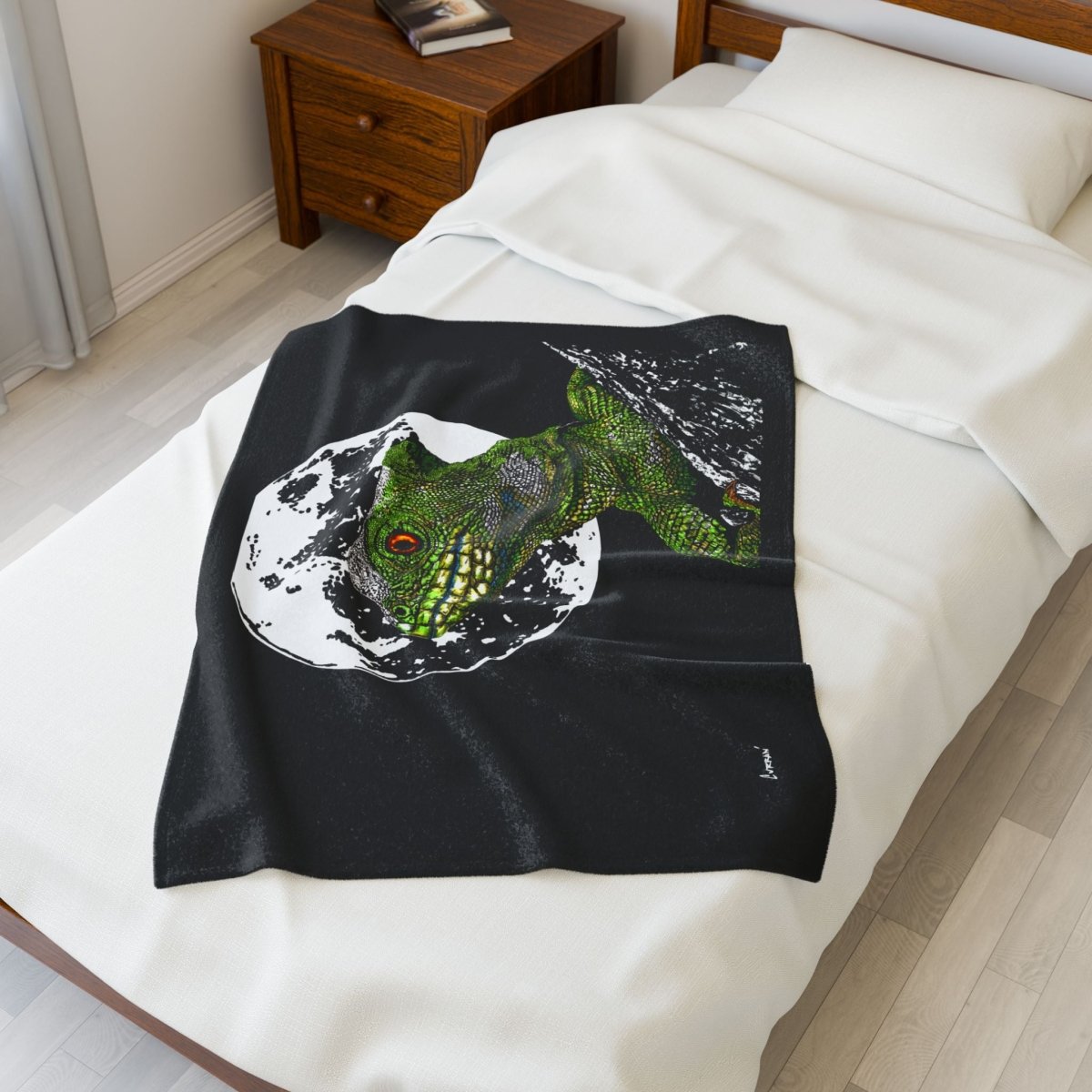 Chic Velveteen Plush Blanket with Moonlit Lizard Design - Curran Artworks