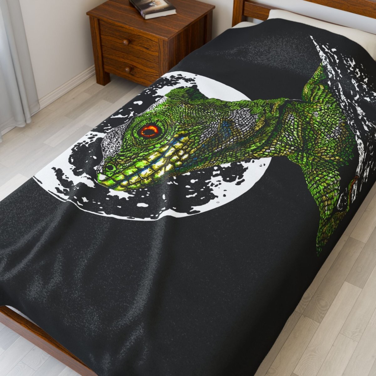 Chic Velveteen Plush Blanket with Moonlit Lizard Design - Curran Artworks