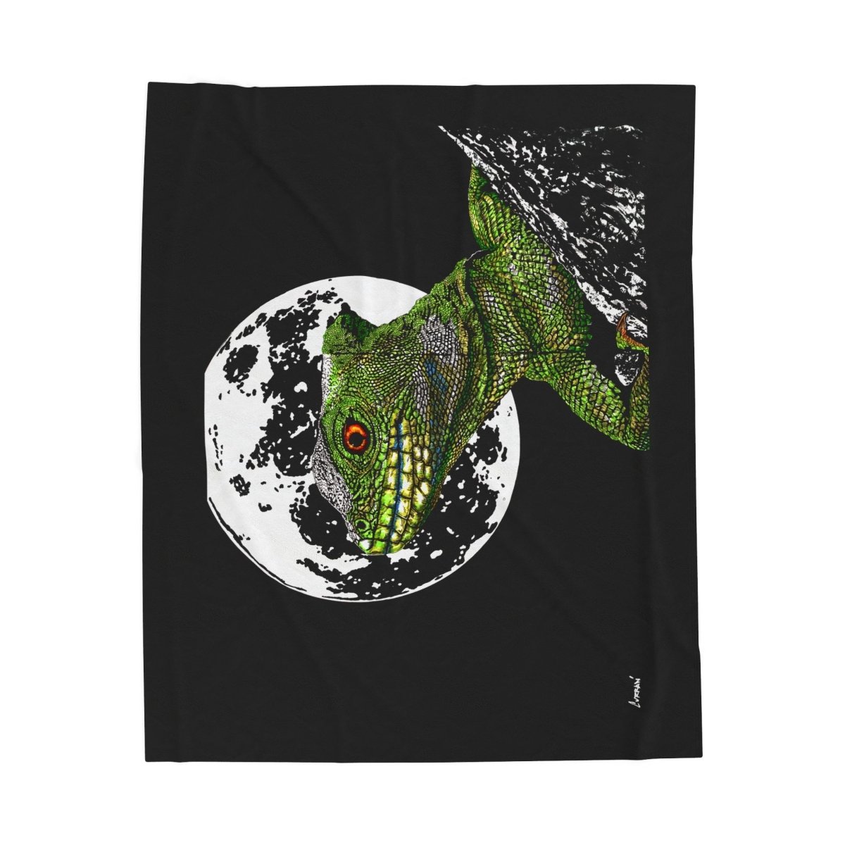 Chic Velveteen Plush Blanket with Moonlit Lizard Design - Curran Artworks