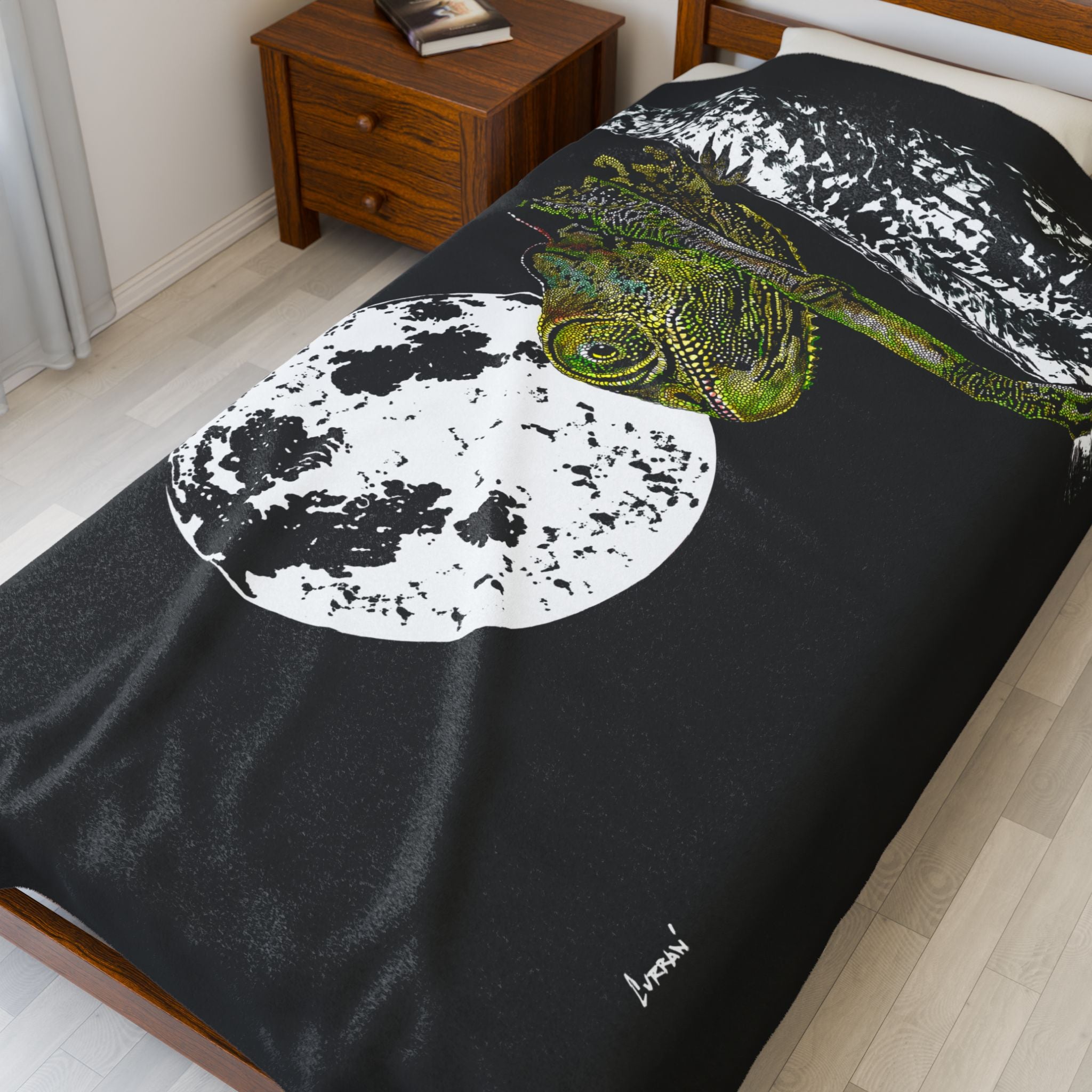 Chameleon Velvet Plush Blanket Cozy Artistic Design