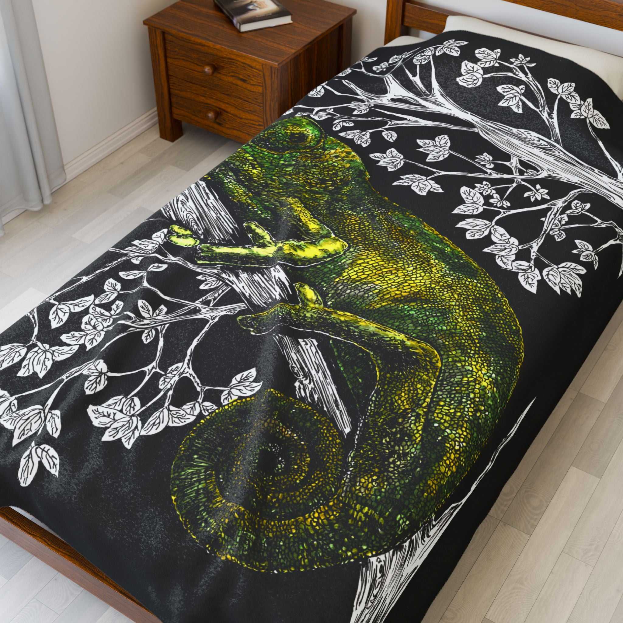 Chameleon Inspired Velveteen Plush Blanket Cozy Pet Decor