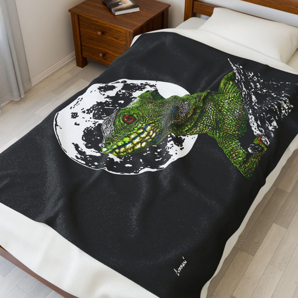 Chic Velveteen Plush Blanket with Moonlit Lizard Design - Curran Artworks