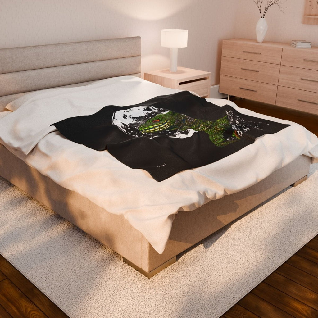 Chic Velveteen Plush Blanket with Moonlit Lizard Design - Curran Artworks